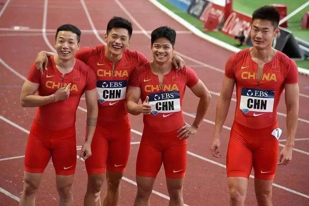 飛人博爾特個(gè)人資料尤塞恩·博爾特（Usain Bolt）是牙買加短跑運(yùn)動(dòng)員，以下是他的個(gè)人資料