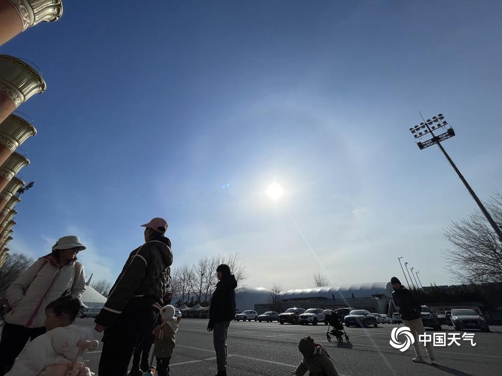 北京今日出現(xiàn)罕見日暈 太陽自帶光環(huán)北京今日驚現(xiàn)罕見日暈現(xiàn)象，太陽自帶光環(huán)，美麗壯觀