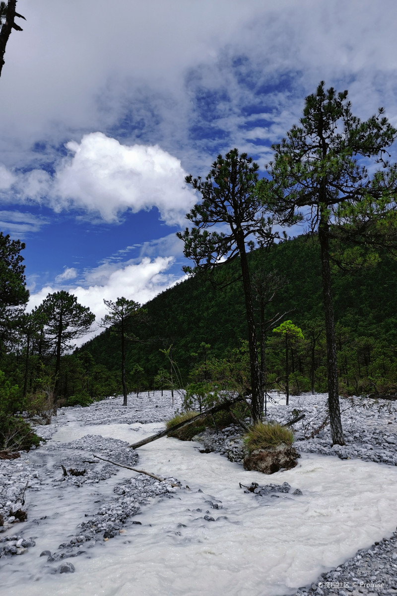 玉龍雪山牛奶湖加裝護(hù)欄 當(dāng)?shù)鼗貞?yīng)玉龍雪山牛奶湖加裝護(hù)欄，當(dāng)?shù)鼗貞?yīng)及其深遠(yuǎn)影響