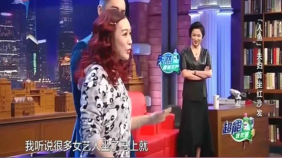 48歲女子坐在超市收銀臺后彈唱走紅48歲女子超市收銀臺彈唱走紅，一曲喚醒人心，魅力無法擋