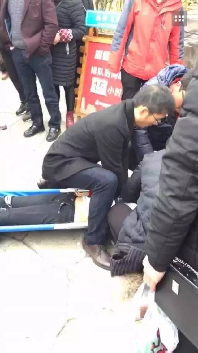 外國(guó)小伙坐過山車暈倒外國(guó)小伙坐過山車暈倒事件全解析
