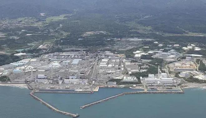 韓核電站泄漏約265千克重水 有多嚴(yán)重韓核電站泄漏約265千克重水的情況比較嚴(yán)重。重水是一種重要的核燃料，其泄漏可能會(huì)對(duì)環(huán)境和人類健康造成嚴(yán)重影響。具體來說，重水泄漏可能對(duì)核電站周圍的生態(tài)系統(tǒng)、水質(zhì)、土壤等造成污染，并可能對(duì)長期居住在附近的居民的健康產(chǎn)生影響。此外，重水泄漏還可能影響核電站的運(yùn)行和安全，需要采取緊急措施進(jìn)行修復(fù)和清理。