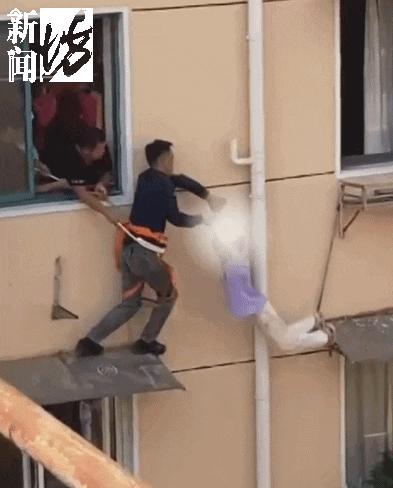 女童20樓墜至13樓雨棚 被業(yè)主拽住女童從高空墜落，千鈞一發(fā)之際業(yè)主英勇救援