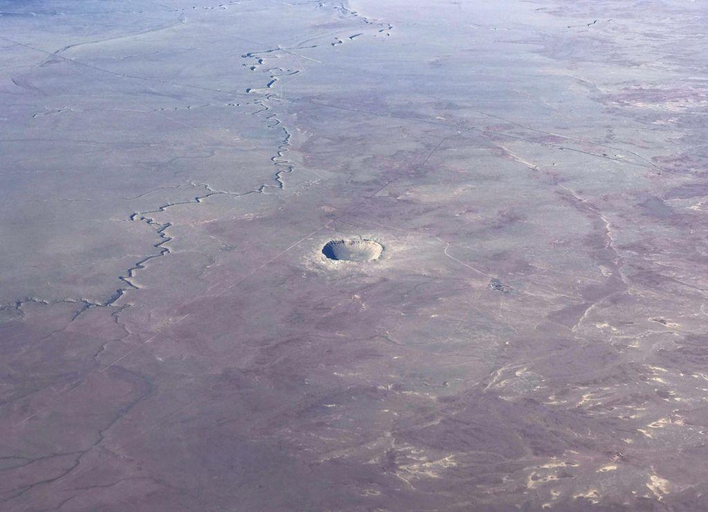 男子算出\"火流星\"落地點挖出隕石男子算出火流星落地點，精準挖掘隕石，神秘事件揭秘