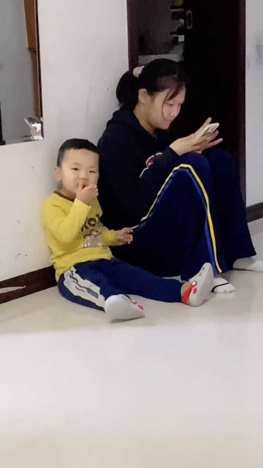 女兒給媽媽表演“踢月轉(zhuǎn)體”女兒給媽媽表演踢月轉(zhuǎn)體，這樣的場景充滿了親情和歡樂。這不僅是一次簡單的體操表演，更是女兒向媽媽展示自己努力和才能的時刻。