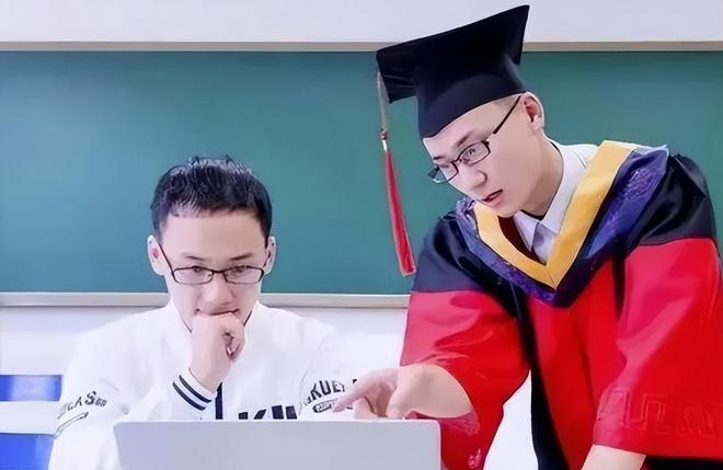8年從?？瓶嫉讲┦繌膶？破瘘c(diǎn)到博士學(xué)位，八年奮斗之路
