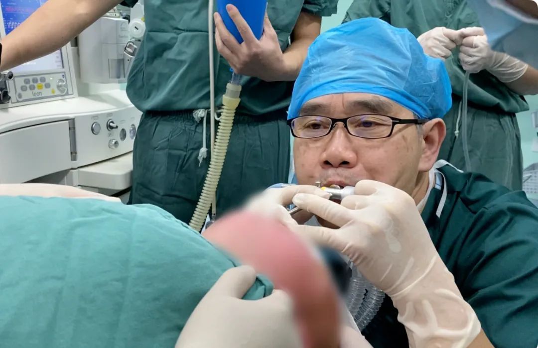腫瘤科7位男醫(yī)生全都不抽煙腫瘤科7位男醫(yī)生全都不抽煙，這是一個(gè)值得贊揚(yáng)的健康行為。吸煙是許多癌癥的主要風(fēng)險(xiǎn)因素之一，因此不吸煙可以降低患癌癥的風(fēng)險(xiǎn)，這是醫(yī)生們非常清楚的事實(shí)。