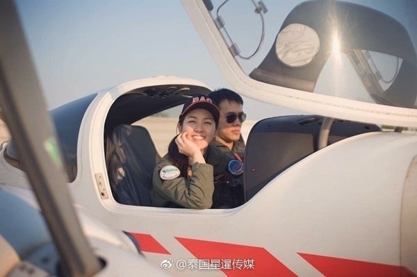 女飛行員回應2歲萌娃表白女飛行員回應兩歲萌娃深情表白，跨越時空的溫暖互動