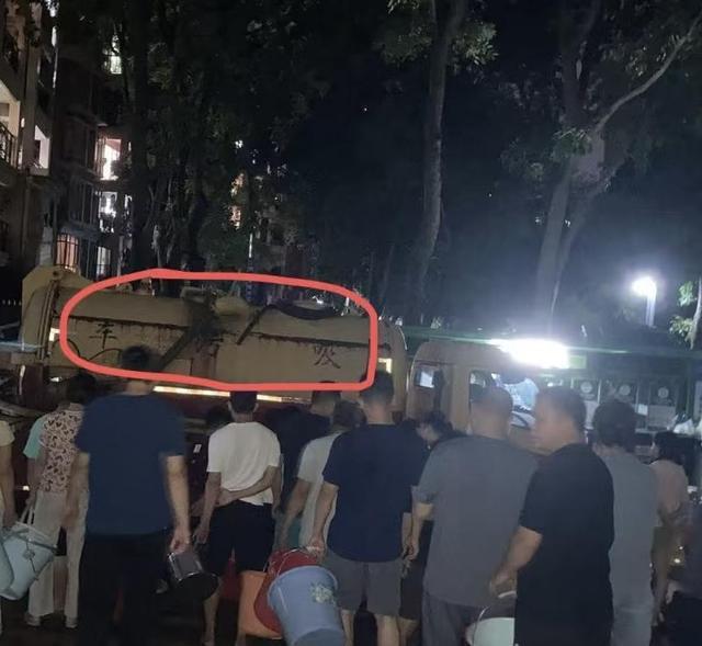 小區(qū)停水后用吸污車供水？當地回應小區(qū)停水后用吸污車供水？當地回應，情況緊急下的應急措施與公眾誤解的澄清