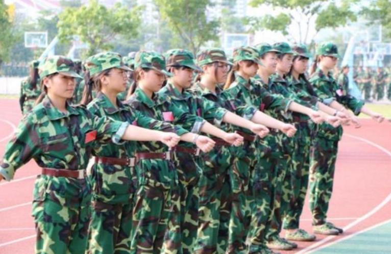 大一女生軍訓(xùn)身亡心痛告別，大一新生軍訓(xùn)中的離去