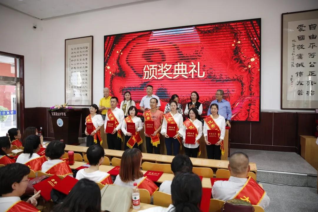 教師不愿當(dāng)班主任 原因不能僅老師扛自媒體文章標(biāo)題，教師不愿當(dāng)班主任，原因何在？責(zé)任不能全由教師承擔(dān)