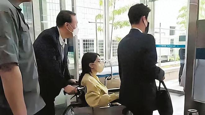 金建希坐輪椅就醫(yī)金建希坐輪椅就醫(yī)，背后的故事與健康關懷的重要性