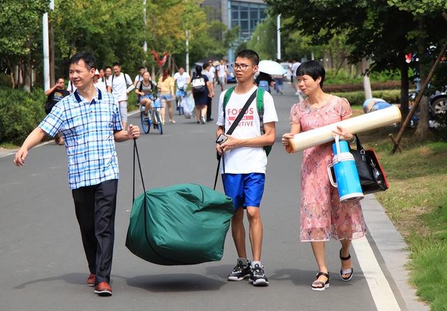 58歲大一新生報到近日，一位58歲的大一新生引發(fā)了廣泛關(guān)注。這位年齡并不年輕的學(xué)子，用自己的實際行動證明了年齡并不是追求知識和夢想的障礙。
