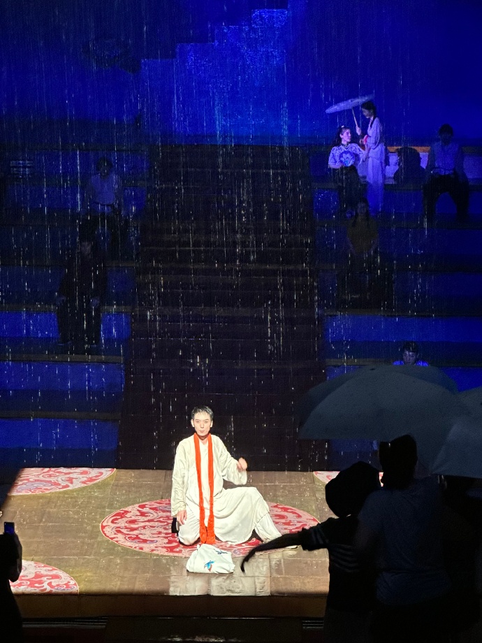 暴雨中臺下只剩1名觀眾 演員仍開演暴雨中臺下只剩一名觀眾，演員仍開演——一場關(guān)于堅(jiān)持與勇氣的獨(dú)特演出