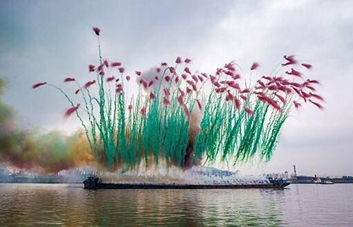 蔡國(guó)強(qiáng)法國(guó)煙花作品震撼全球的蔡國(guó)強(qiáng)法國(guó)煙花盛宴