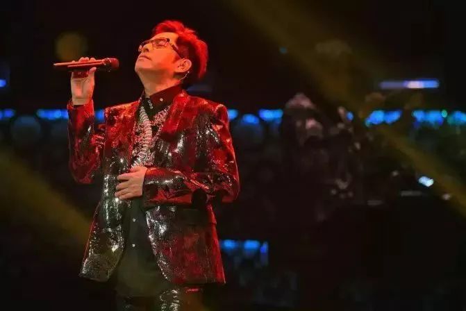 大爺蹲點進周杰倫演唱會賣水：5元1瓶大爺蹲點進周杰倫演唱會賣水，揭秘背后的故事與商機