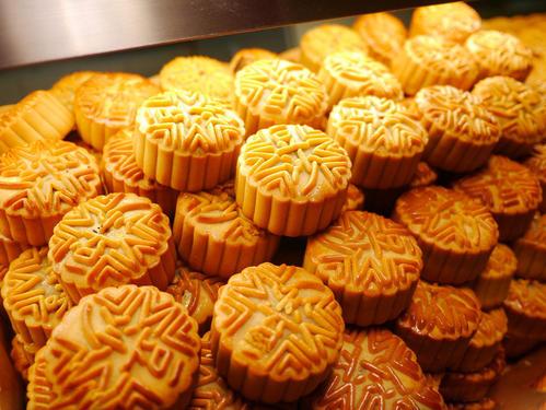 中秋節(jié)月餅銷量關(guān)于中秋節(jié)月餅的銷量，不同年份和地區(qū)的數(shù)據(jù)會(huì)有所不同。以某地區(qū)為例，在中秋節(jié)期間月餅的銷量可能會(huì)達(dá)到數(shù)十萬(wàn)到數(shù)百萬(wàn)個(gè)月餅。然而，具體的銷量數(shù)字會(huì)受到多種因素的影響，如市場(chǎng)需求、經(jīng)濟(jì)形勢(shì)、消費(fèi)者偏好等。