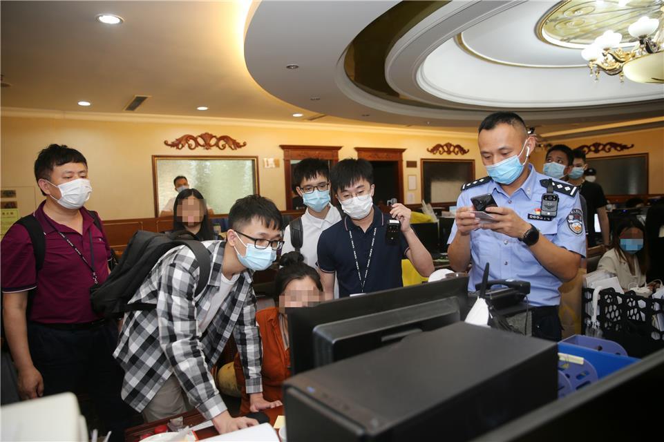 留學(xué)9天被電詐后自殺聽到這個(gè)消息，我感到非常震驚和悲痛。電詐是一種非常危險(xiǎn)的行為，可以導(dǎo)致人們失去大量的金錢和個(gè)人信息，甚至?xí)?duì)人們的身心健康造成極大的傷害。對(duì)于這位留學(xué)僅9天就遭受電詐并因此自殺的不幸事件，我們應(yīng)該深刻反思和關(guān)注。