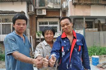14樓業(yè)主一把將4歲女童拽住求救這是一個(gè)非常緊急和危險(xiǎn)的情況，需要立即采取行動(dòng)。作為目擊者或知情者，您可以采取以下步驟