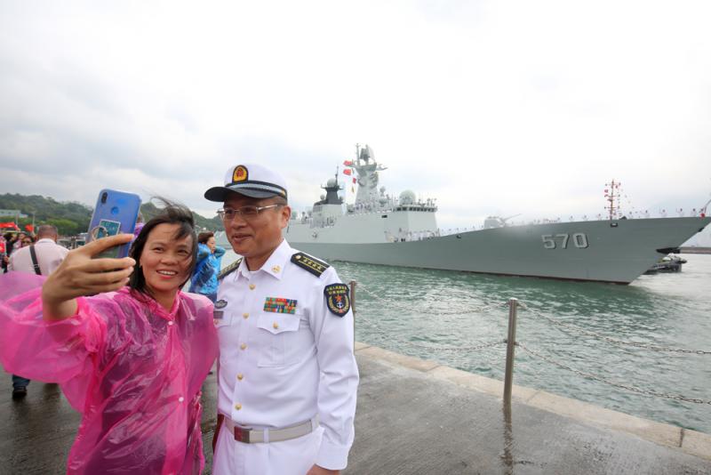 臺灣“小艦長”航展上深情告白在航展上，臺灣小艦長的深情告白表達了對航空事業(yè)的熱愛和對未來的憧憬。這種情感是真誠而感人的，展現(xiàn)了人們對于航空領(lǐng)域的熱情和向往。