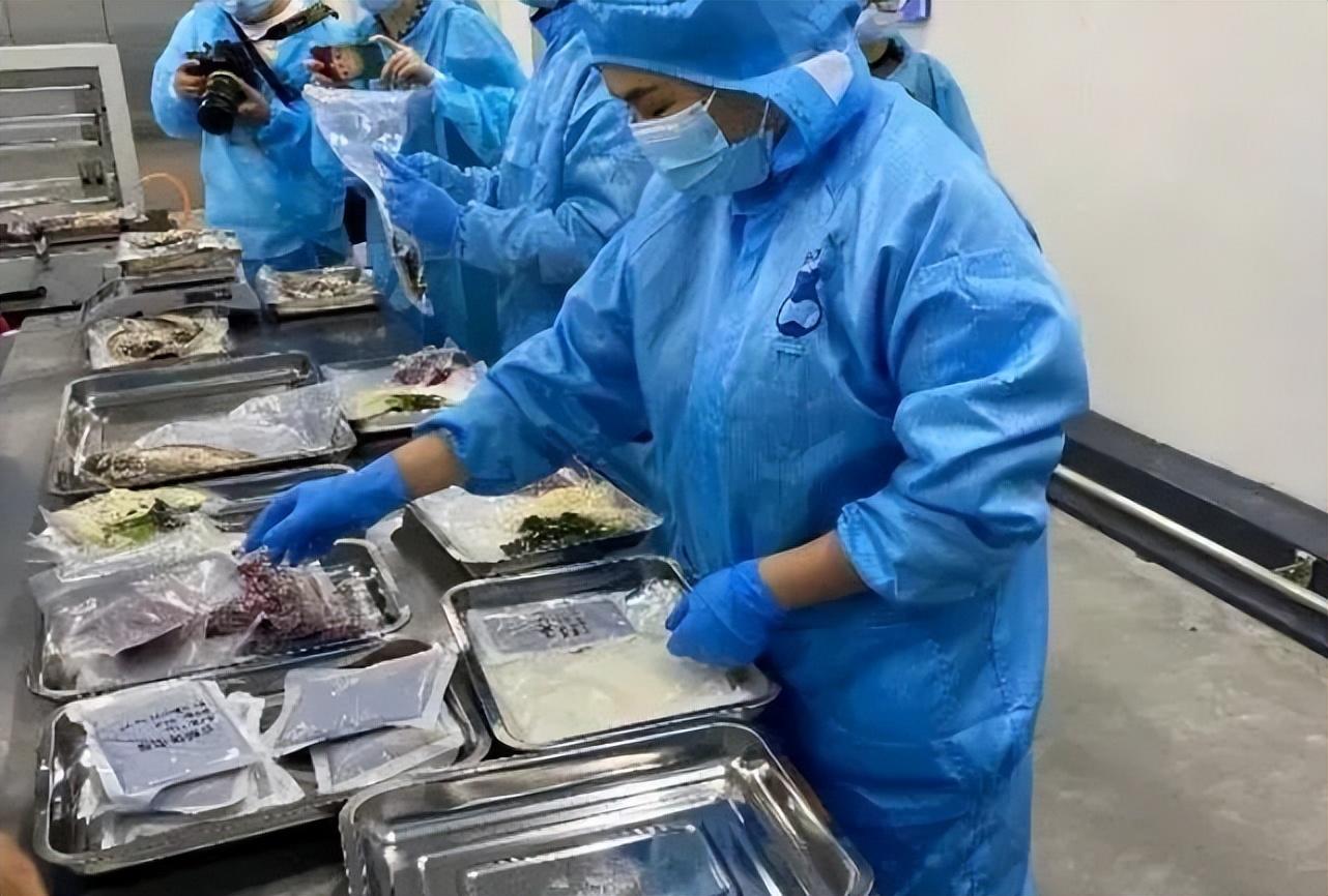 年輕人捧火了河南“預(yù)制菜之王”年輕人對美食的追求和對便捷生活的向往，推動(dòng)了河南預(yù)制菜產(chǎn)業(yè)的快速發(fā)展，其中一家名為預(yù)制菜之王的企業(yè)因此受到了廣泛關(guān)注。