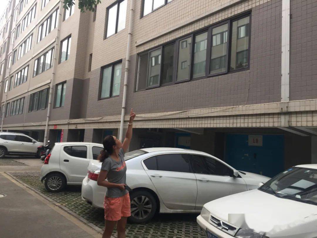 小區(qū)外墻瓷磚32樓砸下 9輛車瞬間損毀小區(qū)外墻瓷磚32樓砸下，9輛車瞬間損毀事件全解析