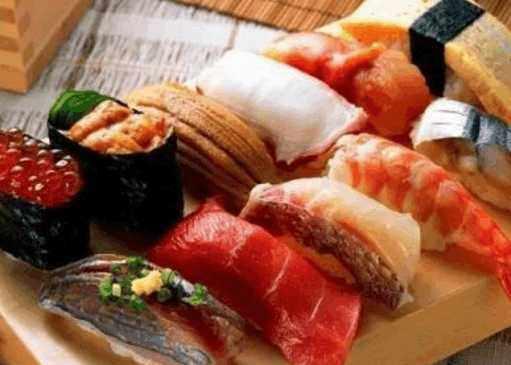吃日料得寄生蟲吃日料時，如果食物沒有煮熟或者處理不當(dāng)，確實有可能感染寄生蟲。因此，為了確保食品安全和健康，建議在吃日料時選擇信譽(yù)良好的餐廳，并確保食物已經(jīng)徹底煮熟或經(jīng)過適當(dāng)?shù)奶幚怼? class=