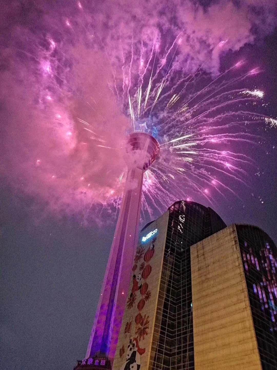 人民日報評煙花秀的文章人民日報評煙花秀的文章通常會關(guān)注煙花秀的文化意義、社會影響以及環(huán)保問題等多個方面。以下是一篇可能的內(nèi)容