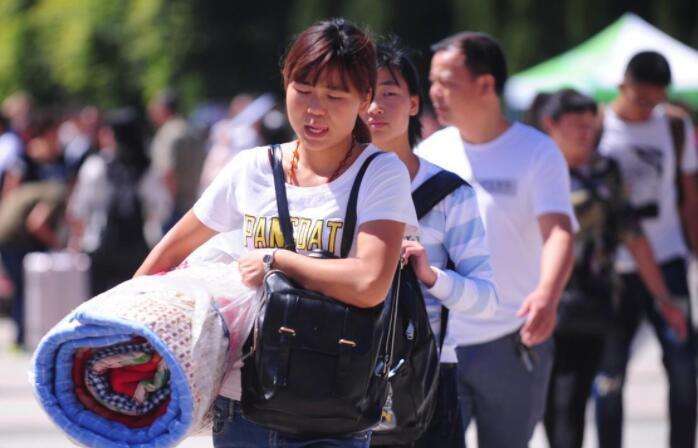 60后大一新生說會請妻子開家長會近日，一位被稱為60后大一新生的家長表示，他會請妻子參加家長會。這一事件反映了多方面的情感和社會現象，值得深入探討。