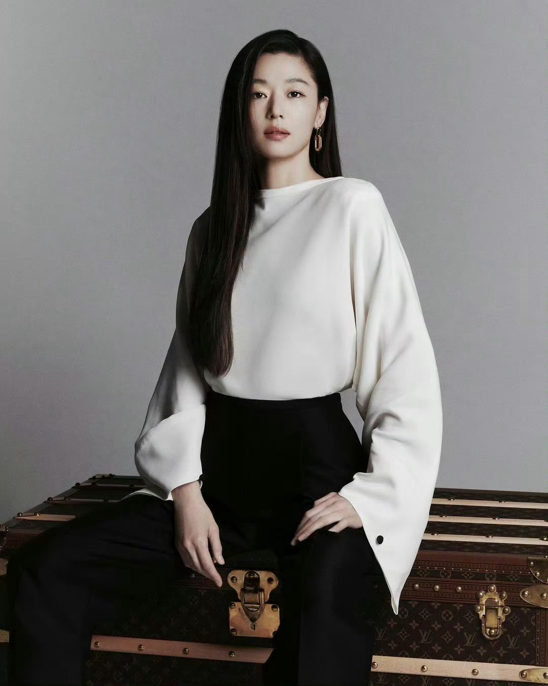 全智賢!全智賢（???/Jeon Ji-hyun），是一位著名的韓國演員和模特。她出生于韓國首爾，擁有多部備受矚目的電視劇和電影作品。全智賢以其優(yōu)雅的氣質(zhì)和出色的演技，贏得了觀眾的廣泛贊譽(yù)和喜愛。