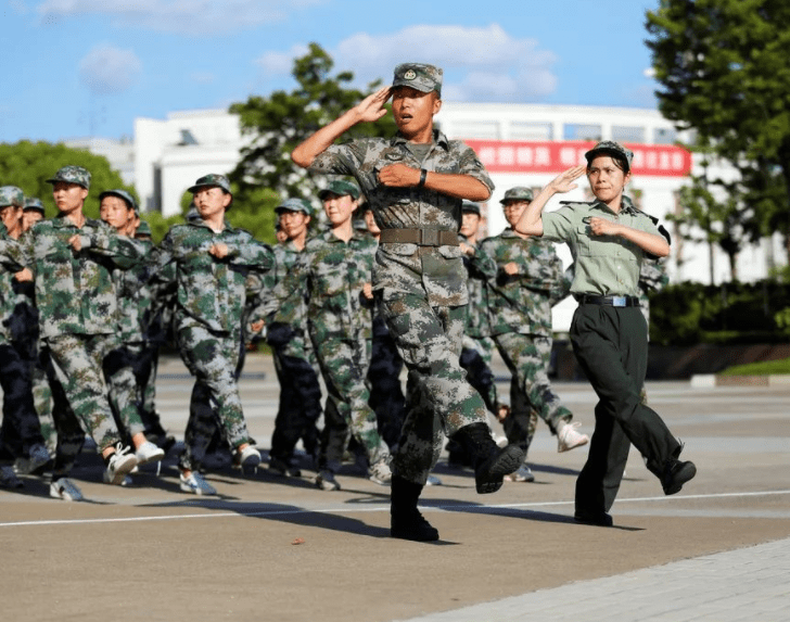 大一女生軍訓(xùn)身亡震驚！大一女生軍訓(xùn)期間突然身亡，引發(fā)社會(huì)關(guān)注與深思