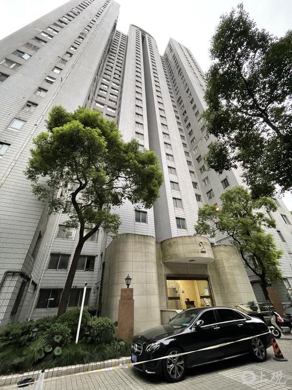 小區(qū)外墻瓷磚32樓砸下 9輛車(chē)瞬間損毀小區(qū)外墻瓷磚墜落，32樓高空砸下，9輛車(chē)瞬間遭殃