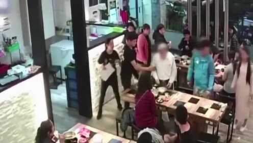 日料店服務(wù)員對顧客潑開水被行拘日料店服務(wù)員對顧客潑開水被行拘事件分析