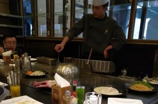 日料店服務(wù)員對(duì)顧客潑開(kāi)水被行拘日料店服務(wù)員對(duì)顧客潑開(kāi)水事件，行為拘捕與反思
