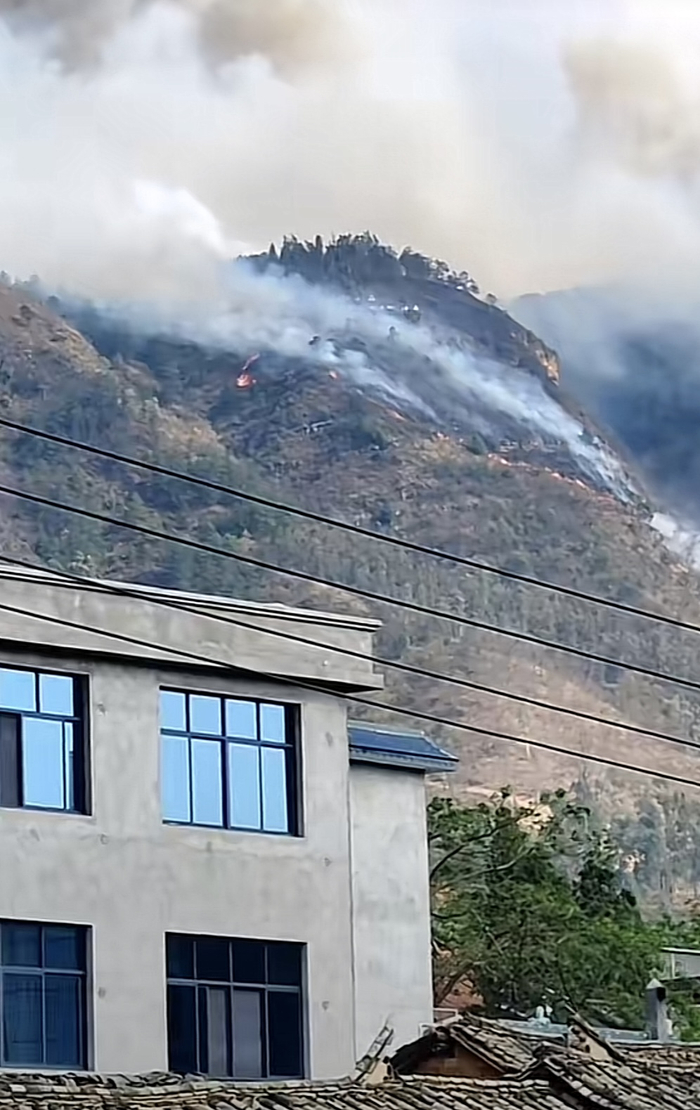村民稱(chēng)喜馬拉雅山煙花味道很濃喜馬拉雅山附近村民稱(chēng)煙花味道濃烈，引發(fā)關(guān)注與探討