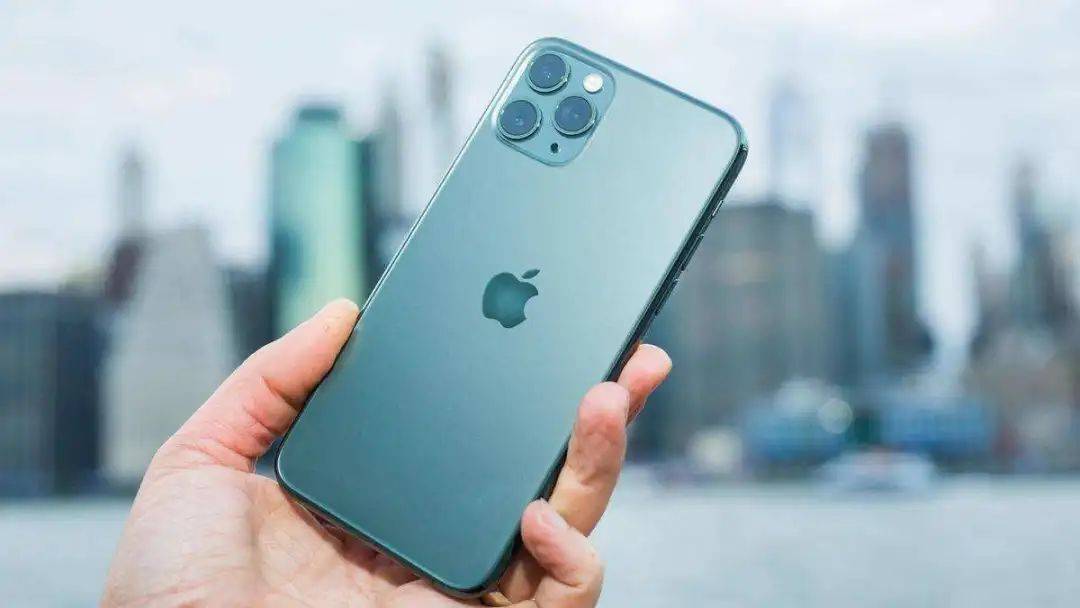 有第三方將iPhone 17擴(kuò)容至2TB關(guān)于iPhone 17擴(kuò)容至2TB的消息，目前沒有官方或權(quán)威的第三方來源進(jìn)行確認(rèn)。手機(jī)的存儲(chǔ)容量和可擴(kuò)展性是由其硬件設(shè)計(jì)和生產(chǎn)決定的，而第三方通常是通過一些技術(shù)手段對(duì)設(shè)備進(jìn)行改造或升級(jí)。雖然理論上可能存在第三方提供的擴(kuò)容服務(wù)，但這樣的操作通常涉及到對(duì)設(shè)備的物理改造和潛在風(fēng)險(xiǎn)，如可能影響保修、穩(wěn)定性或?qū)е聰?shù)據(jù)丟失等。因此，在考慮此類服務(wù)時(shí)，請(qǐng)務(wù)必謹(jǐn)慎。