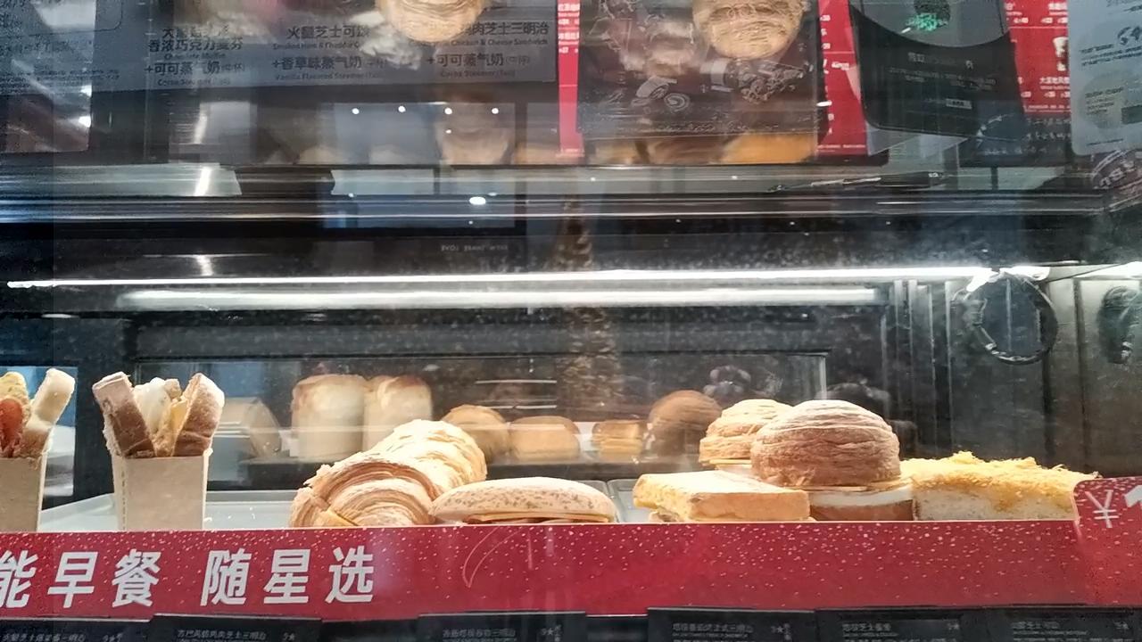 136人食用糕點(diǎn)后住院 官方通報(bào)近日，官方通報(bào)了一起涉及糕點(diǎn)食品安全的事件。據(jù)報(bào)道，有136人在食用某種糕點(diǎn)后住院治療。這一事件引起了公眾的高度關(guān)注和擔(dān)憂。
